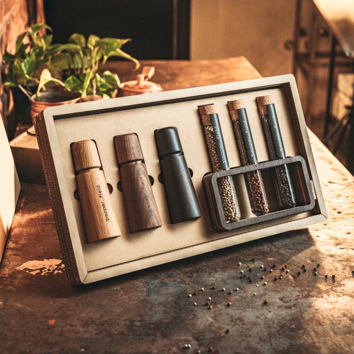 Luxury gift case with 3 mills and Kampot m of pepper in test tubes (3× 70 g) 